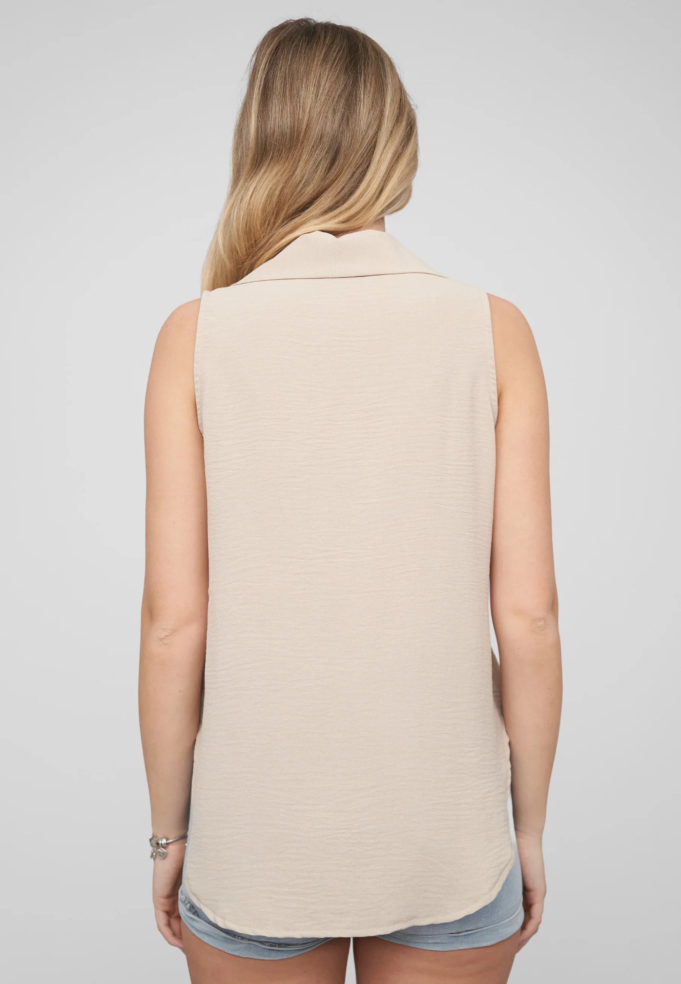 Sleeveless Button-Up Blouse – Bild 16