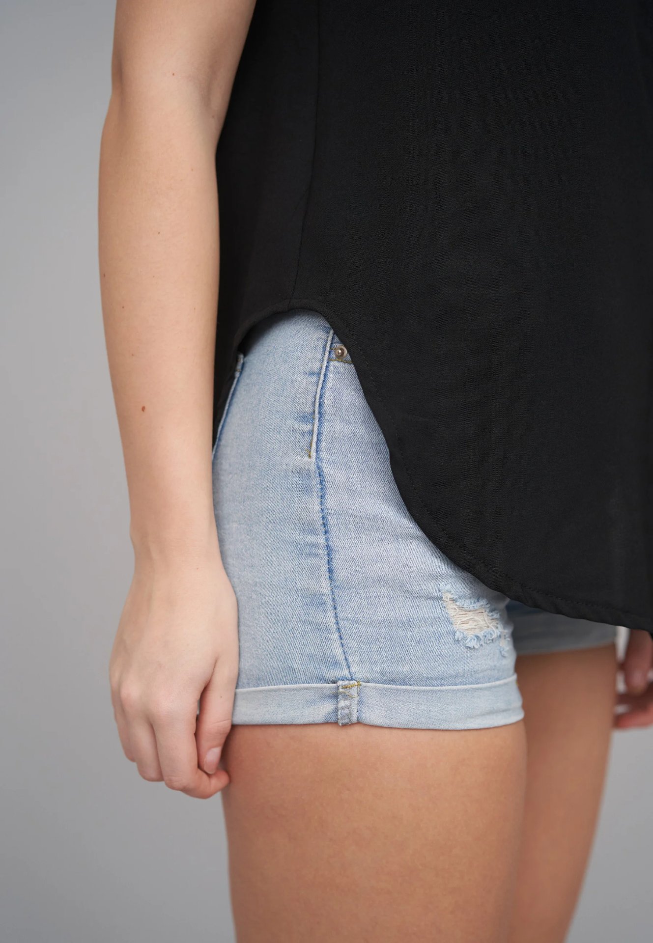 Sleeveless Button-Up Blouse – Bild 3
