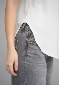 Sleeveless Button-Up Blouse – Bild 7