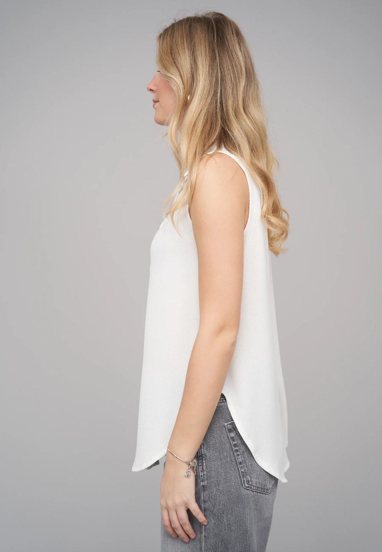 Sleeveless Button-Up Blouse – Bild 8
