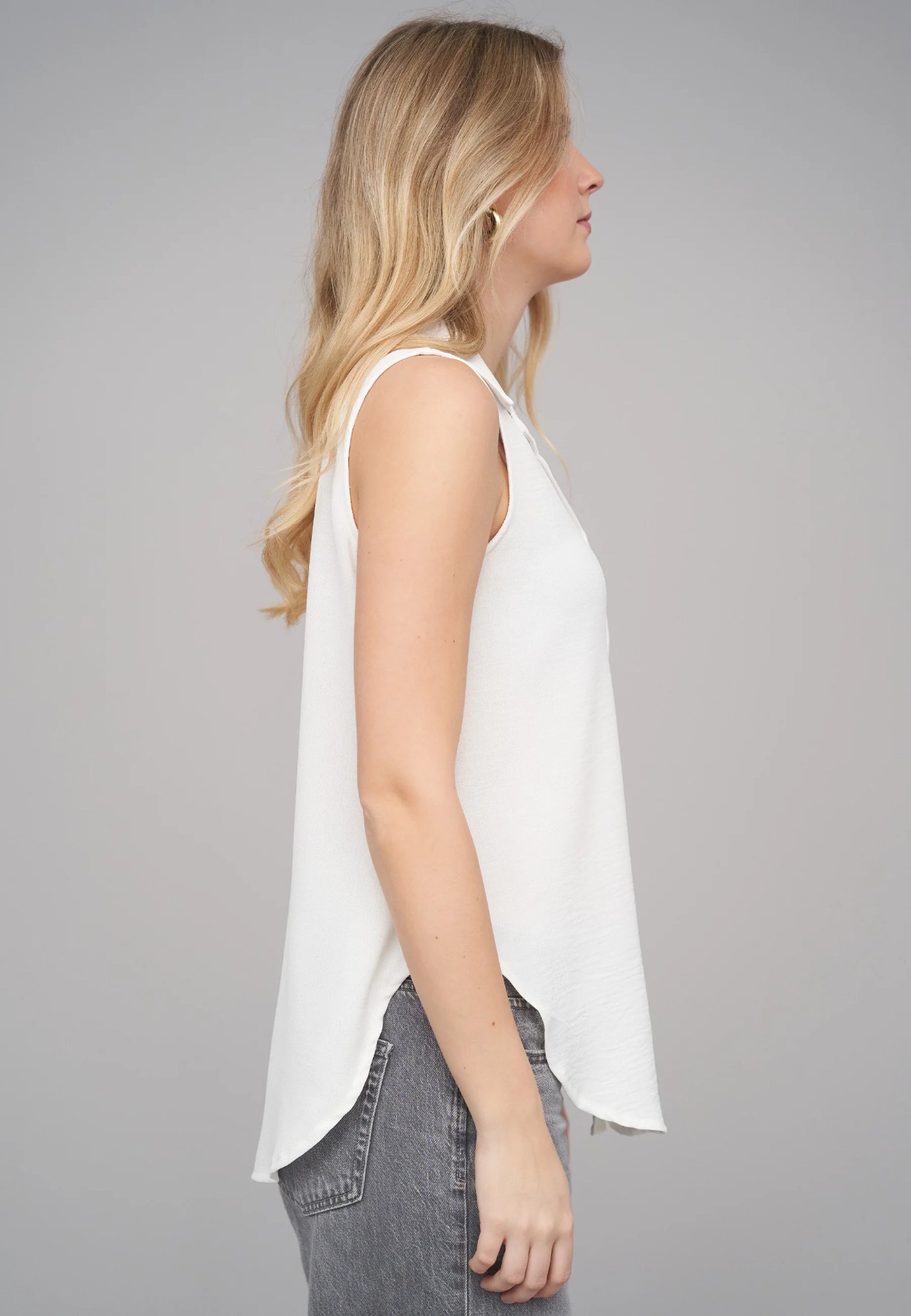 Sleeveless Button-Up Blouse – Bild 9